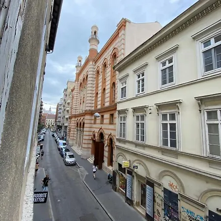 Location In The Heart Of The City, 2 Bedrooms, 2 Bathrooms Apartment *